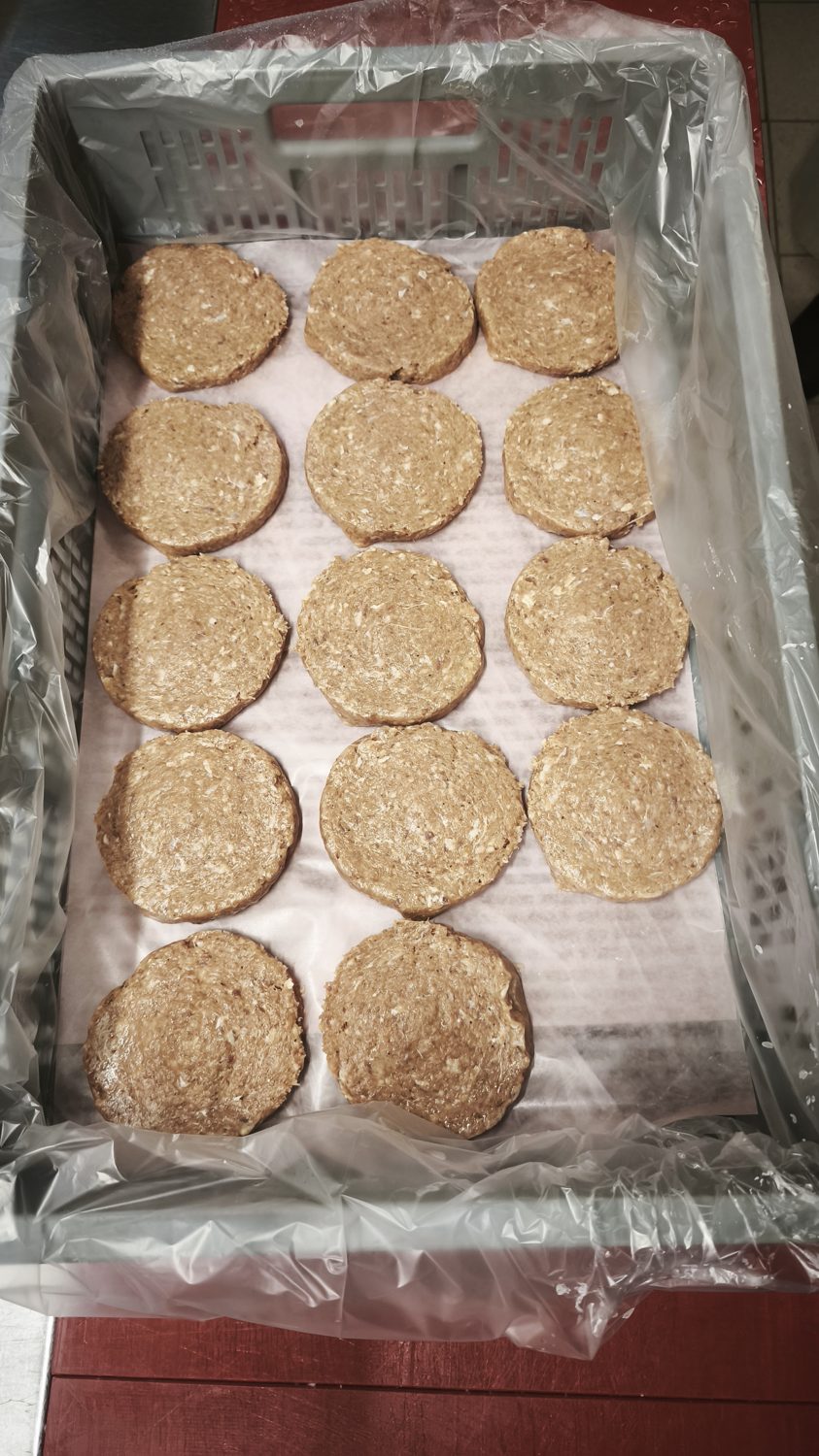 Gleichmässig geformte Burger Patties in der Transportkiste