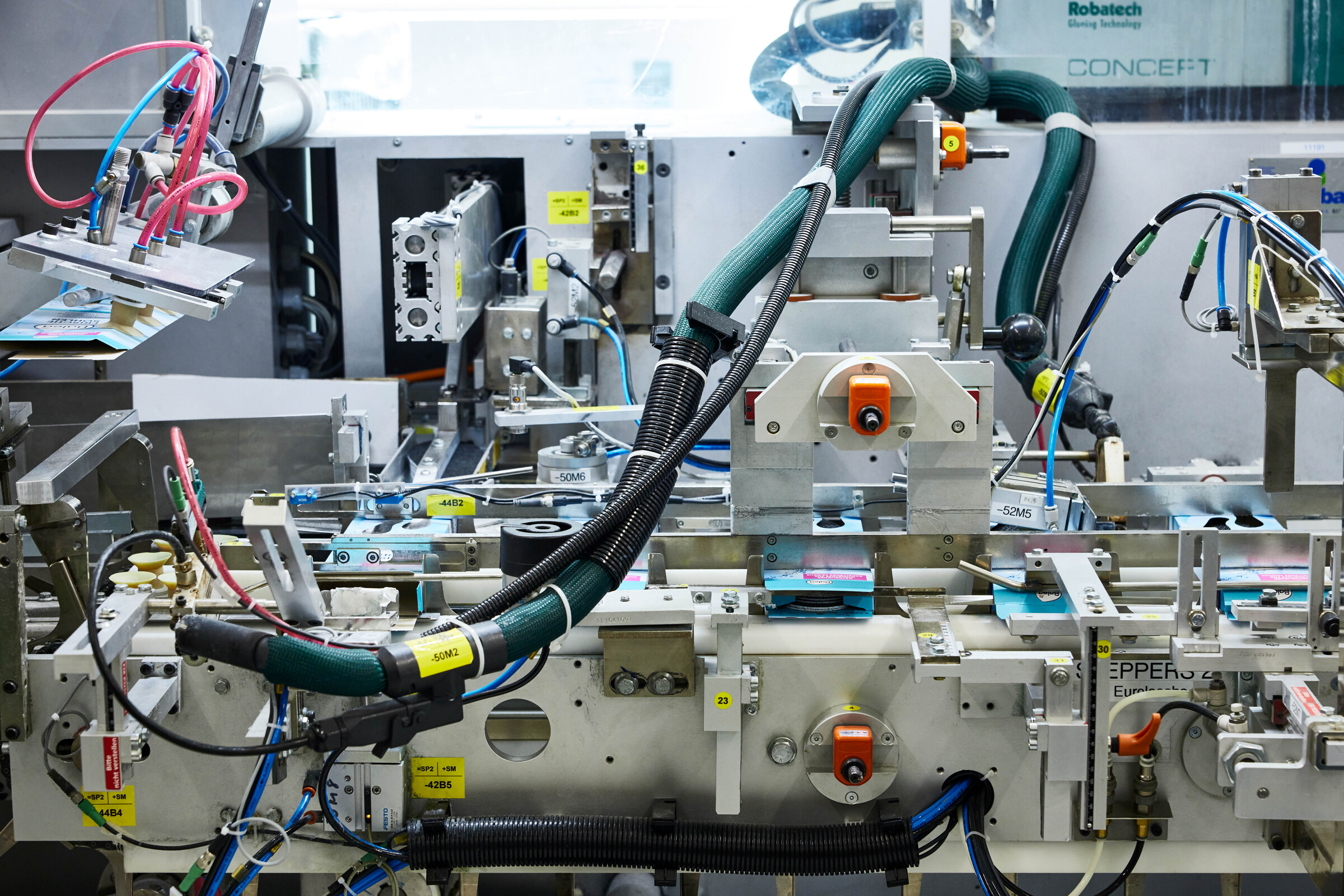 Produktionsanlage mit Verkabelung und Antrieben in der Gesamtansicht