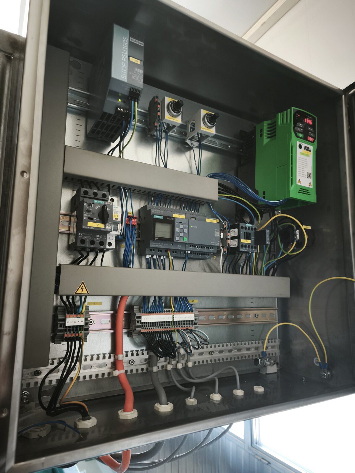 Sauber verdrahteter Schaltschrank mit Siemens Logo Steuerung