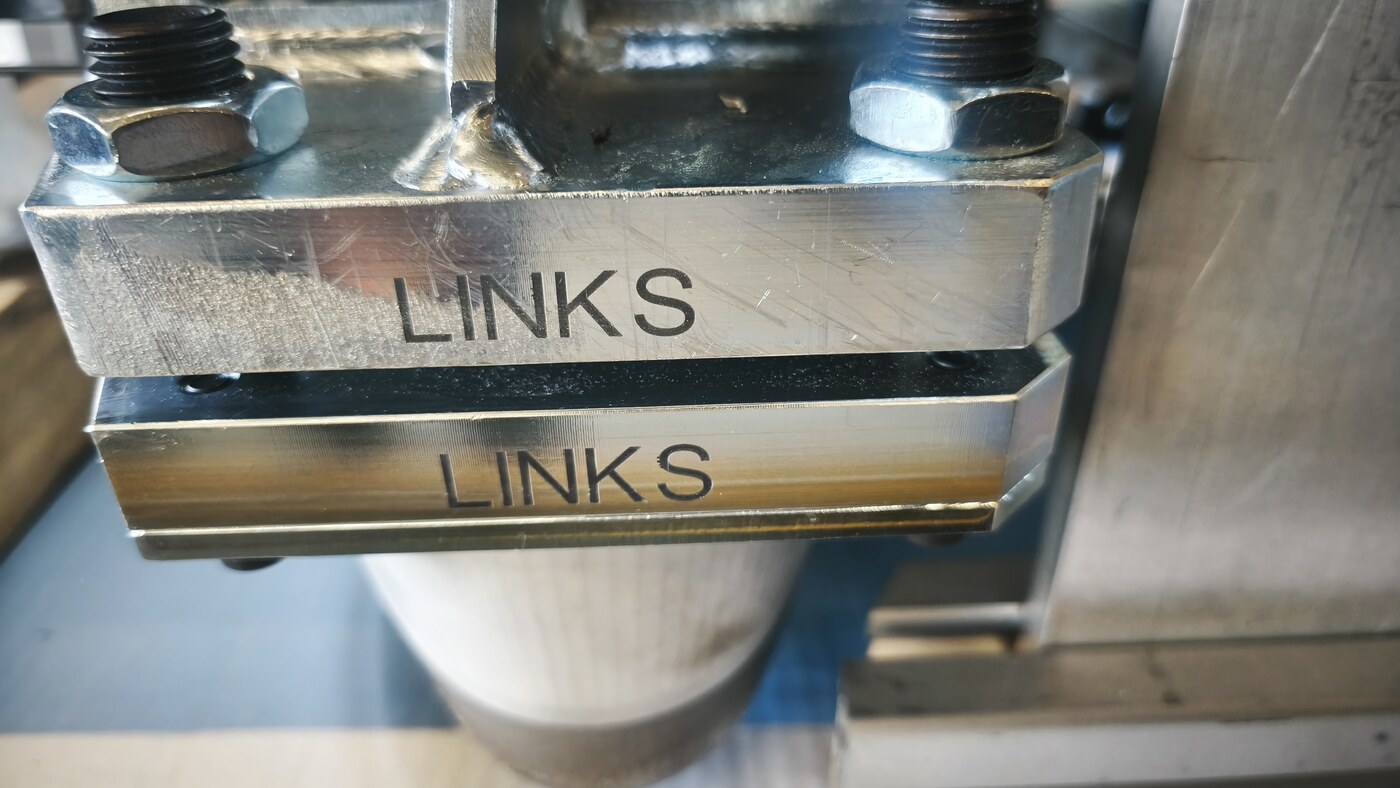 Lasergravur der Markierung LINKS auf Metallklemmen