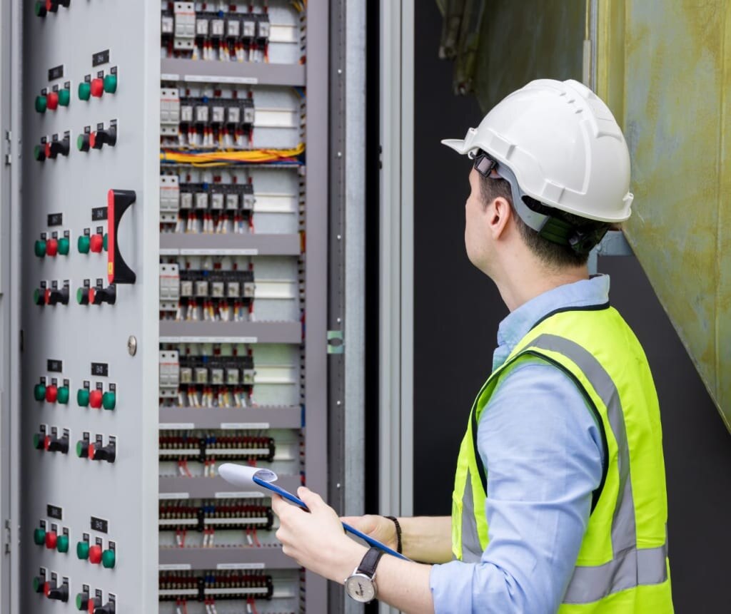 Techniker prüft einen Schaltschrank bei einer Neuinstallation