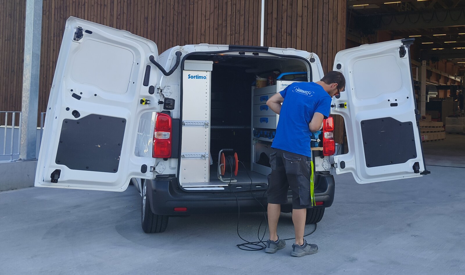 Voll ausgerüsteter Servicebus der Habrintech GmbH im Einsatz